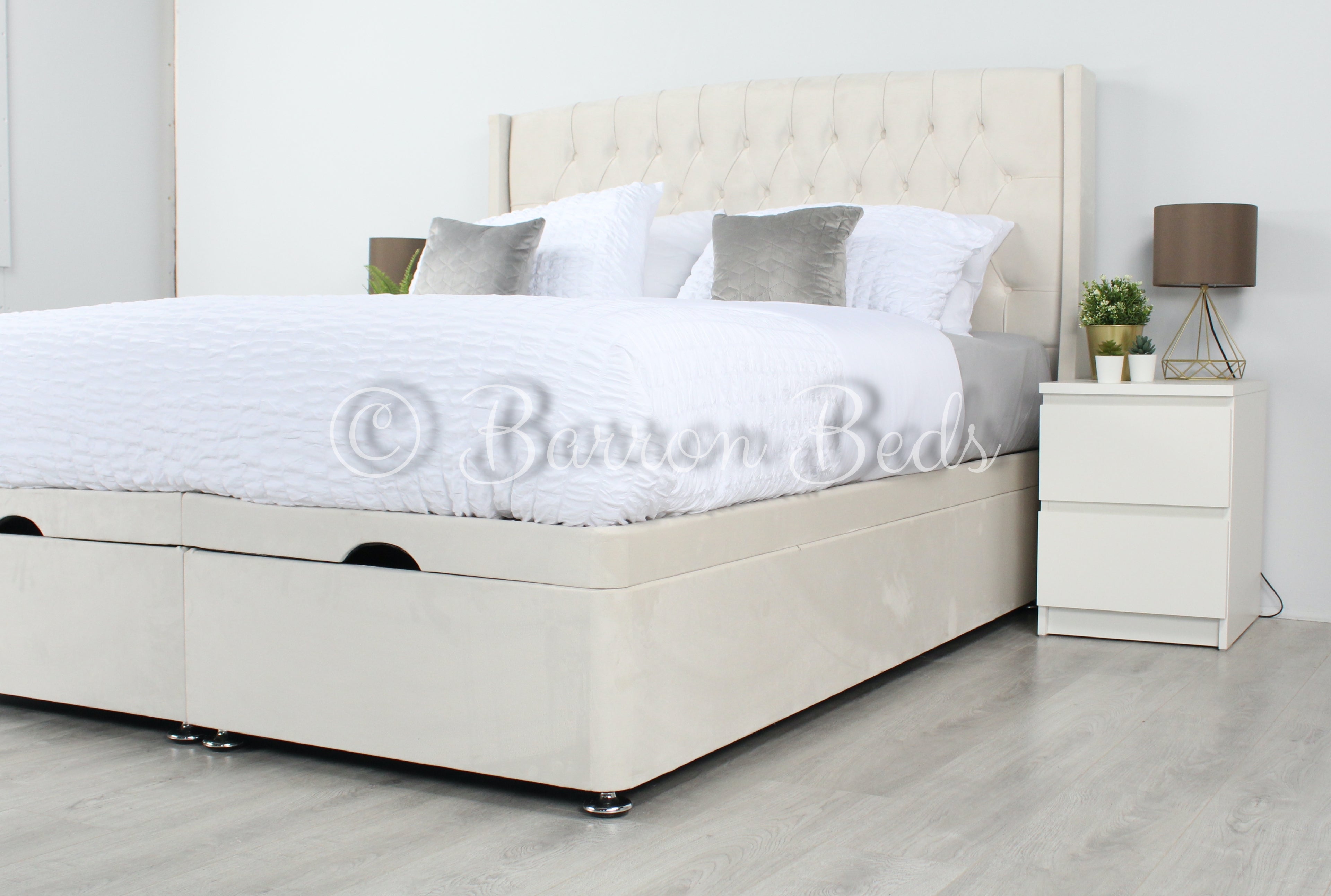 Cairo Chesterfield Wing Bed